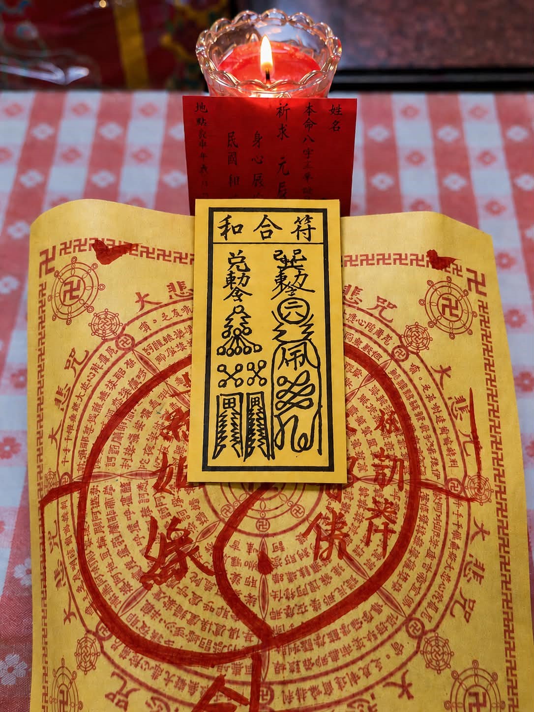 和合符有沒有用?和合符搭配祈願紅卡與蠟燭的完整儀式場景